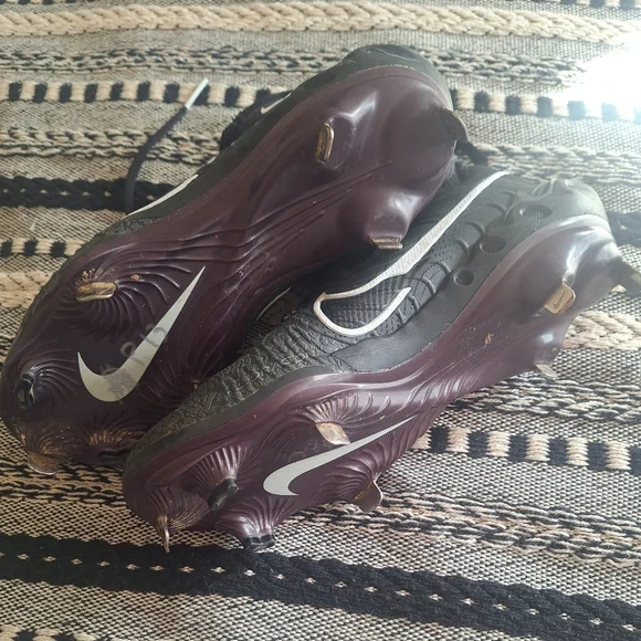 Nike Black and Gray Athletic Shoes - Picture 3 of 3